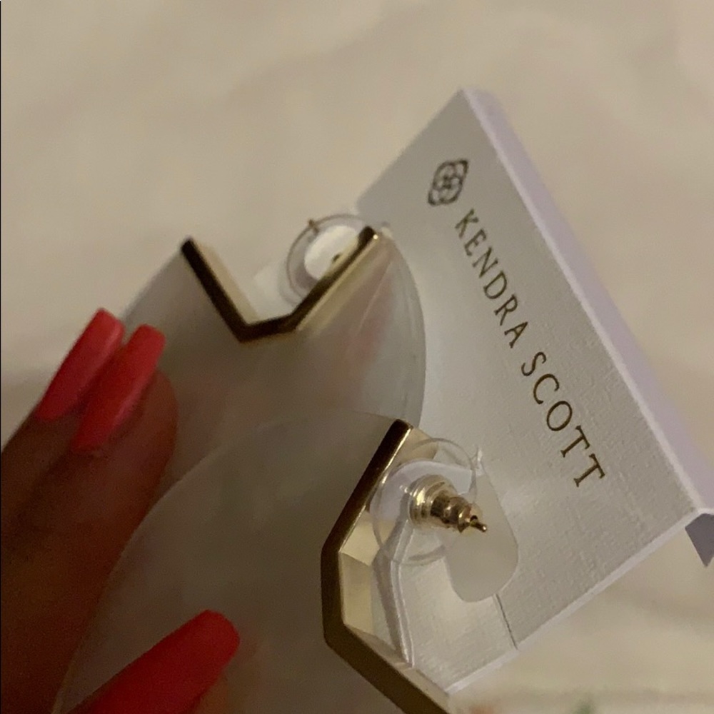 Kendra Scott Kai Shell Disc Earrings in white - Picture 5 of 5